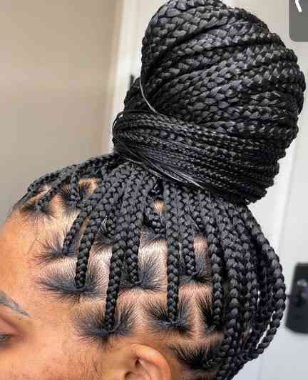 black medium knotless braids pony